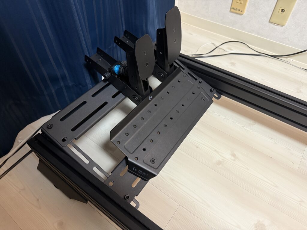 DRS-2へLogicool G RS Pedalsを取り付けた状態